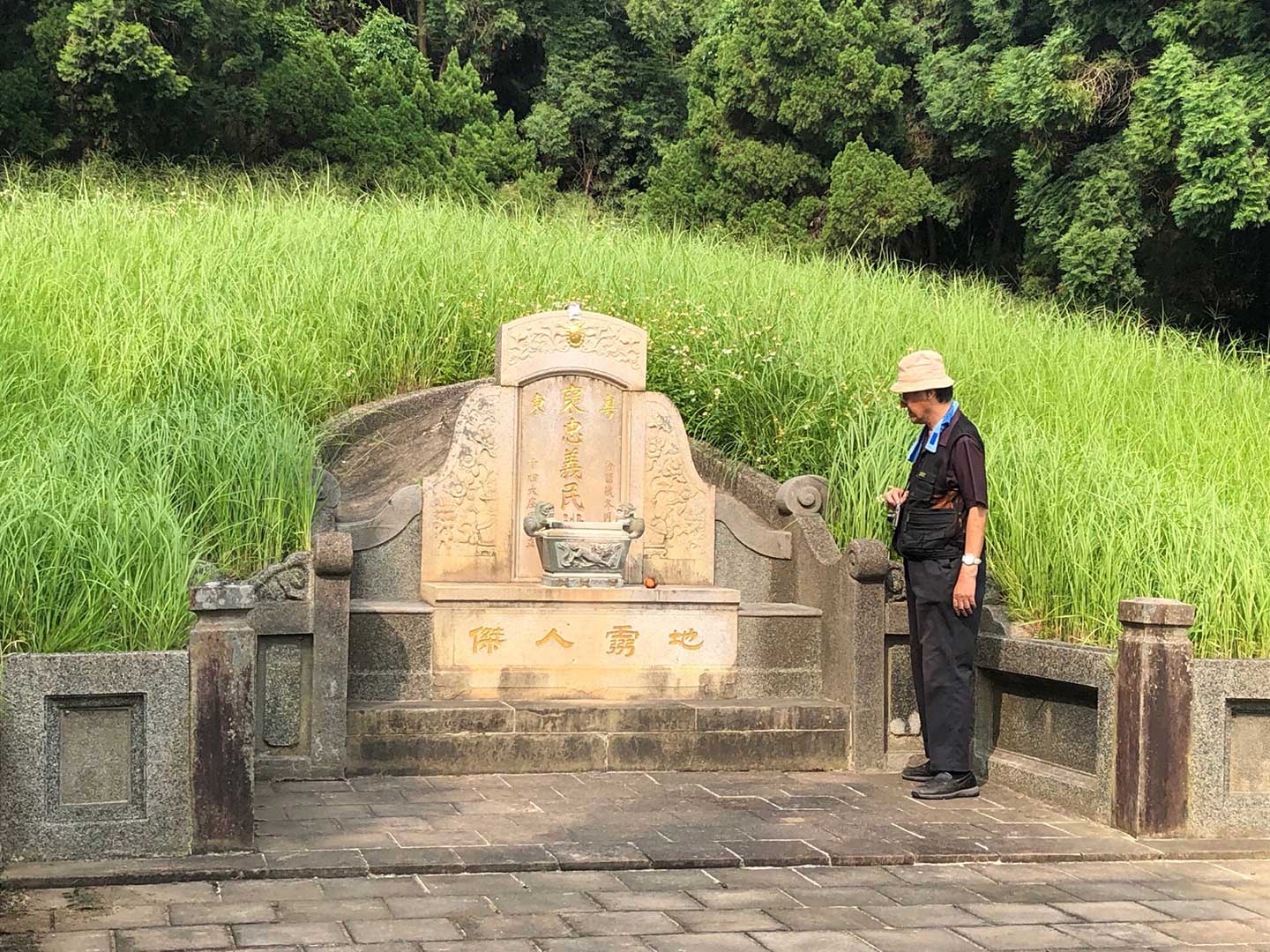 日本渡邊欣雄教授重返同門兼好友植松明石教授的田野點(新竹義民塚)