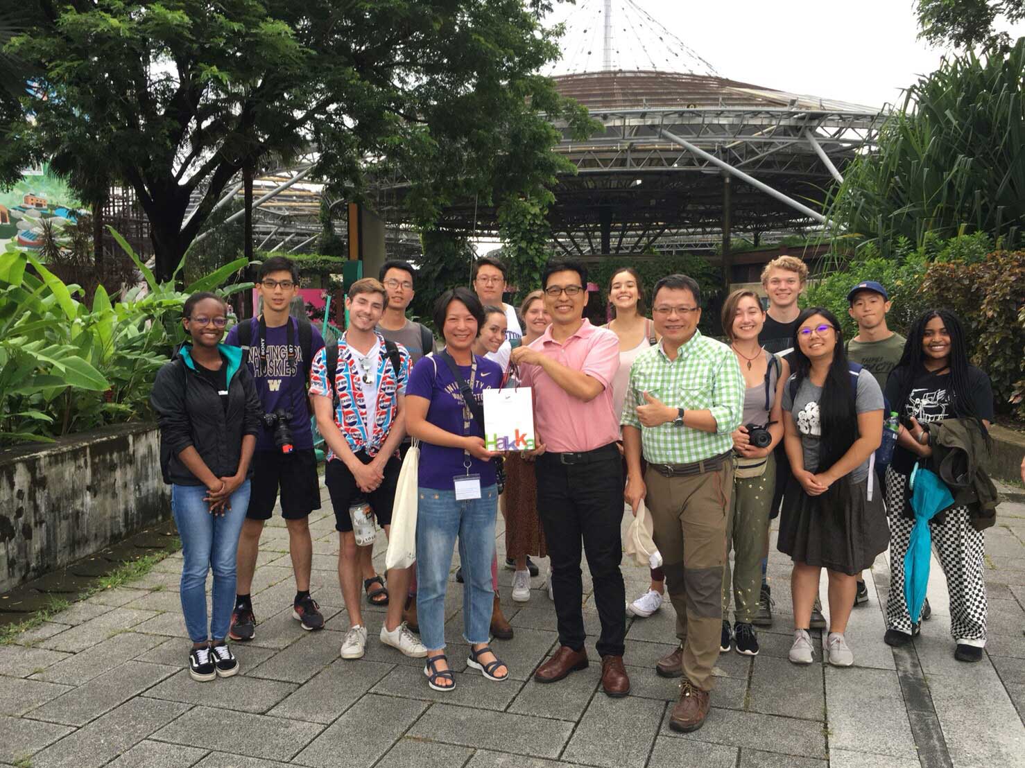 Officer of Liudui Hakka Cultural Park gives meaningful gifts to each and every guest for expressing our sincerity and hospitality.