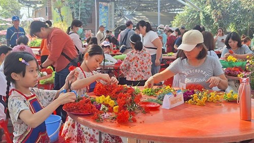 Participants Of The Conventional Category In The Plate Flower Arrangement Competition At Work