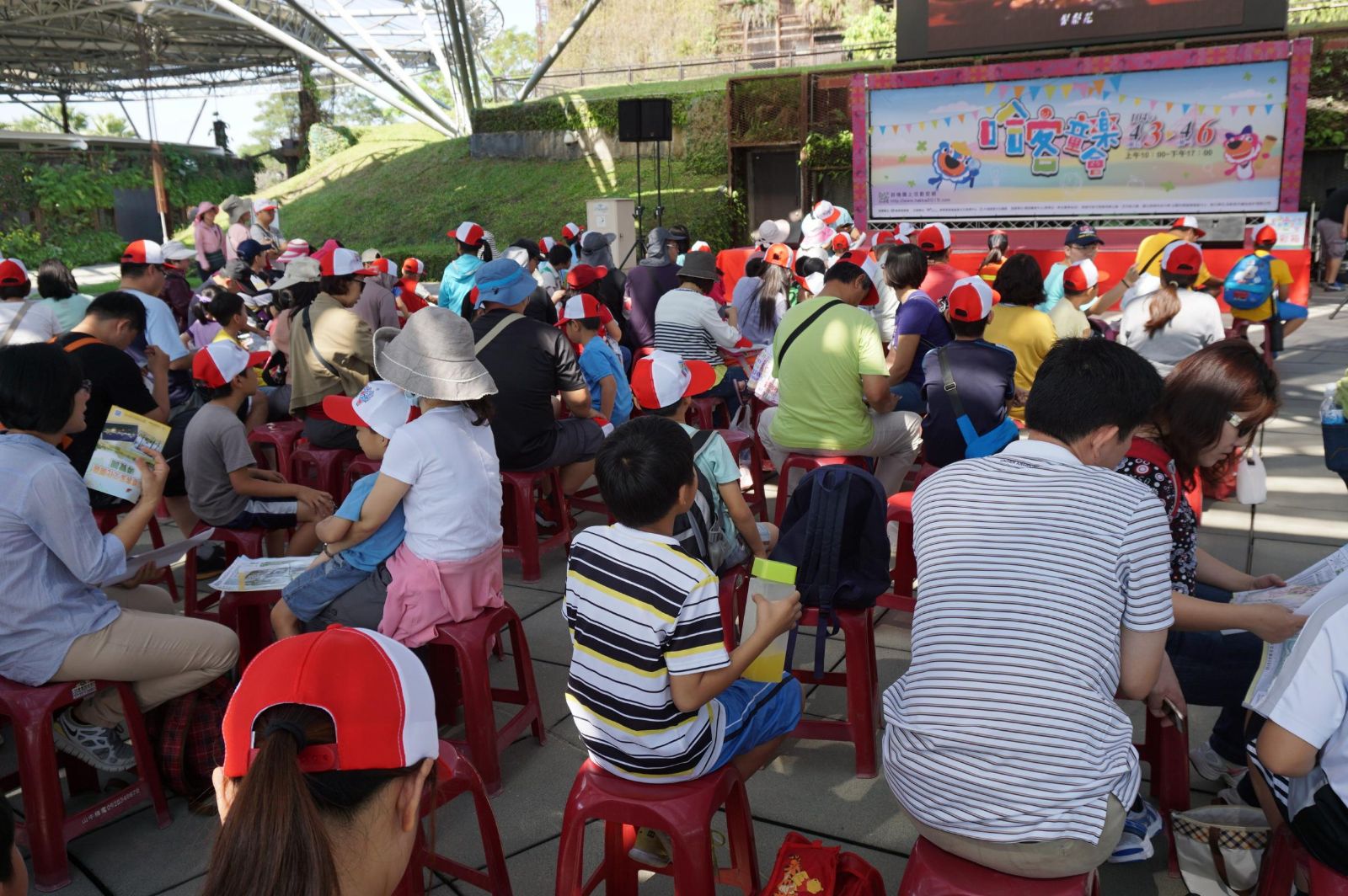 噴泉廣場舞台觀眾特寫