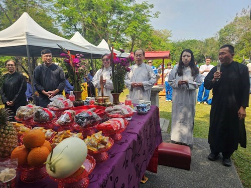 Thcdc Director General Hsieh Sheng Hsin Officiated At The Worship Ceremony For Bagˋ Gungˊ Joined By Artists In Residence And Local Schoolchildren