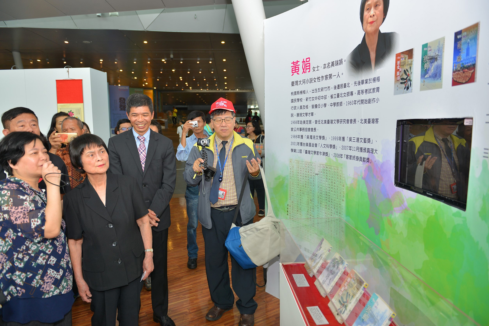 Guided tour for the Donation Exhibition of Award-winner of Hakka Lifetime Contribution, Huang Juan (From left: Wang Chien Hui, a writer, Ms. Huang Juan, Director Ho Chin Liang)