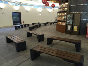 遊客服務中心提供休息用座椅