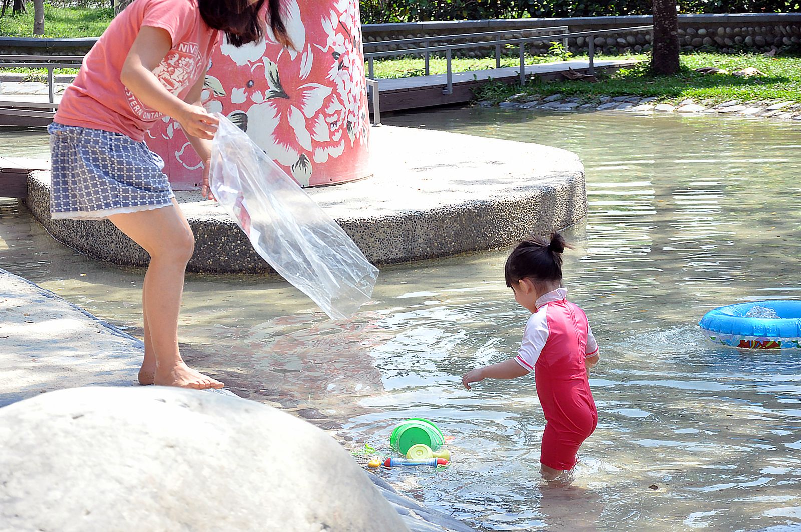 兒童遊戲場沙坑區小朋友戲水玩具特寫 兒童遊戲場沙坑區小朋友戲水玩具特寫