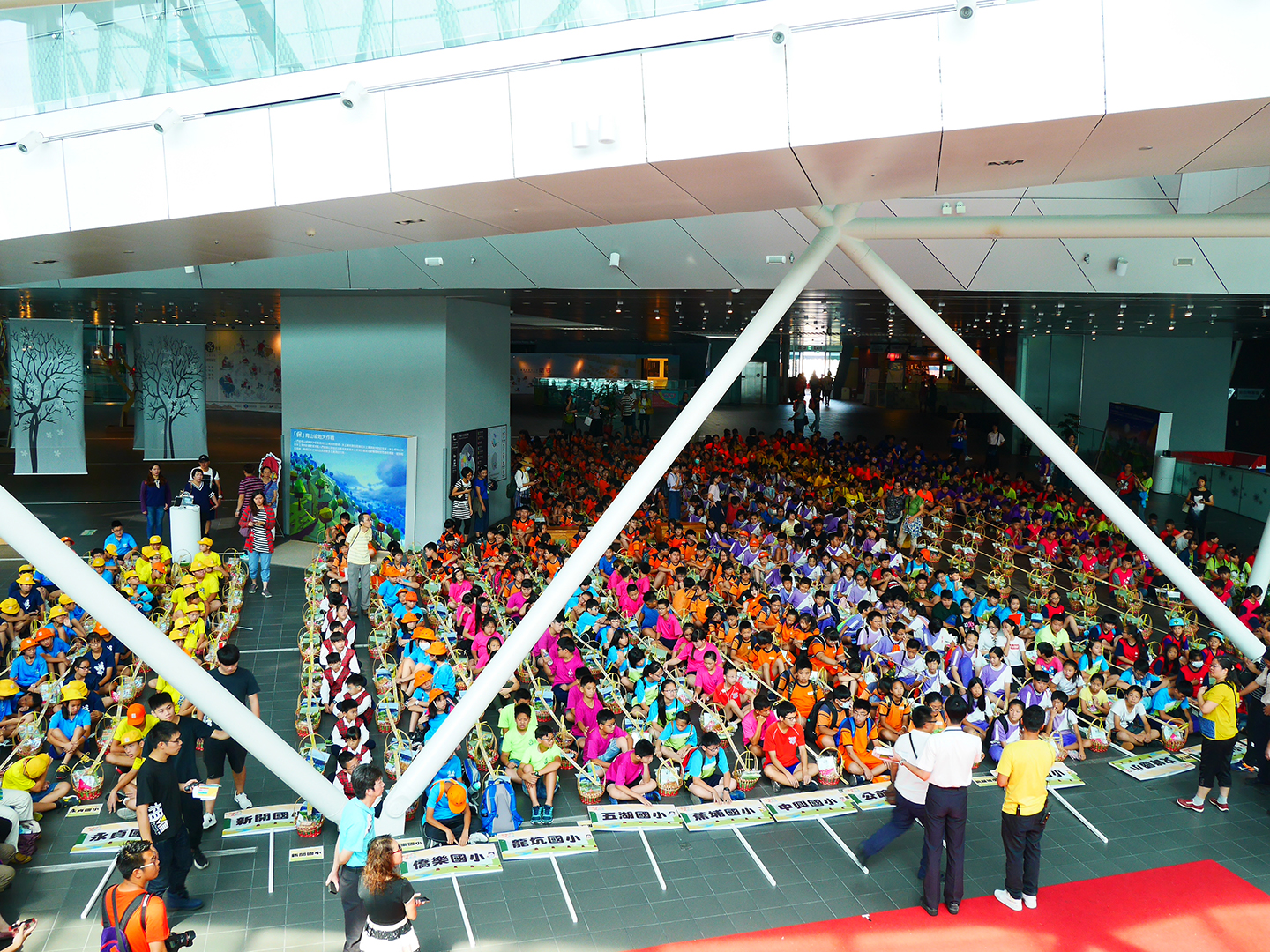 Before the opening ceremony, there were many children in the collection (Full shot)