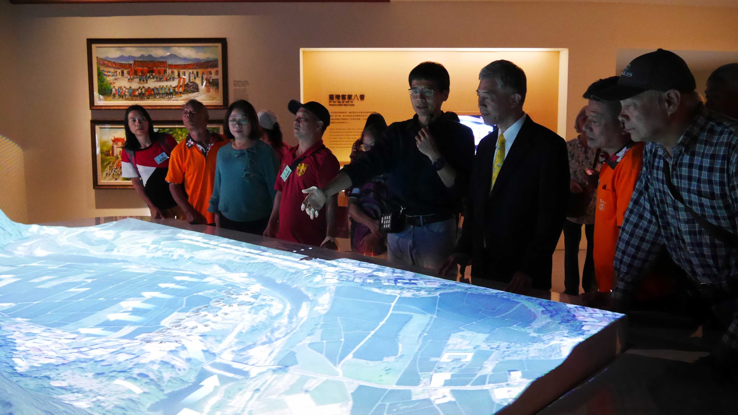 (Deputy Dean Luo Lie-shih introduced the history of Hakka.  People was watching He A-wen's shellac disks and videos)