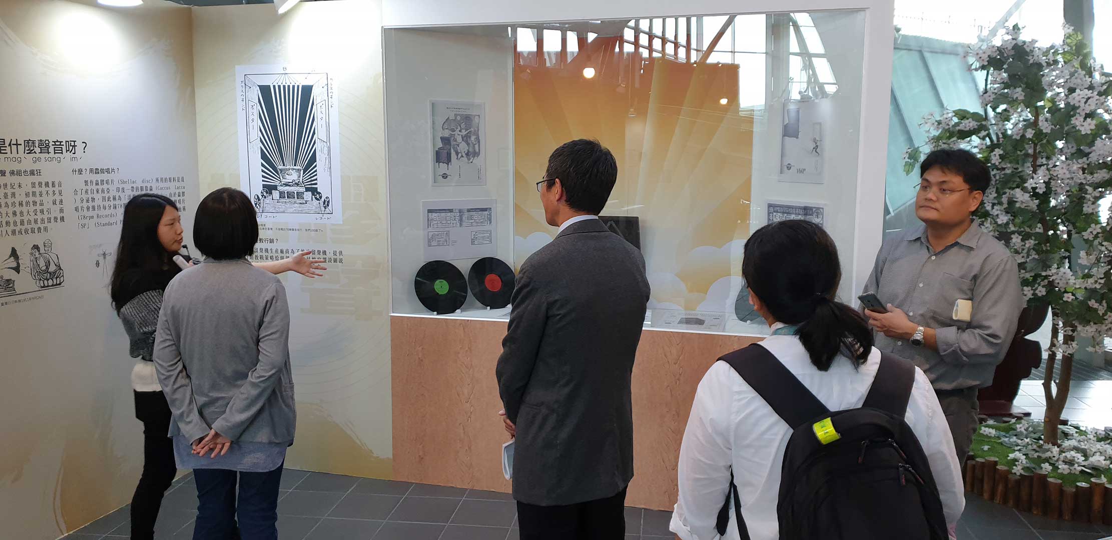 「如膠似漆．留聲客音」蟲膠與黑膠唱片展之留聲機行銷展櫃呈現