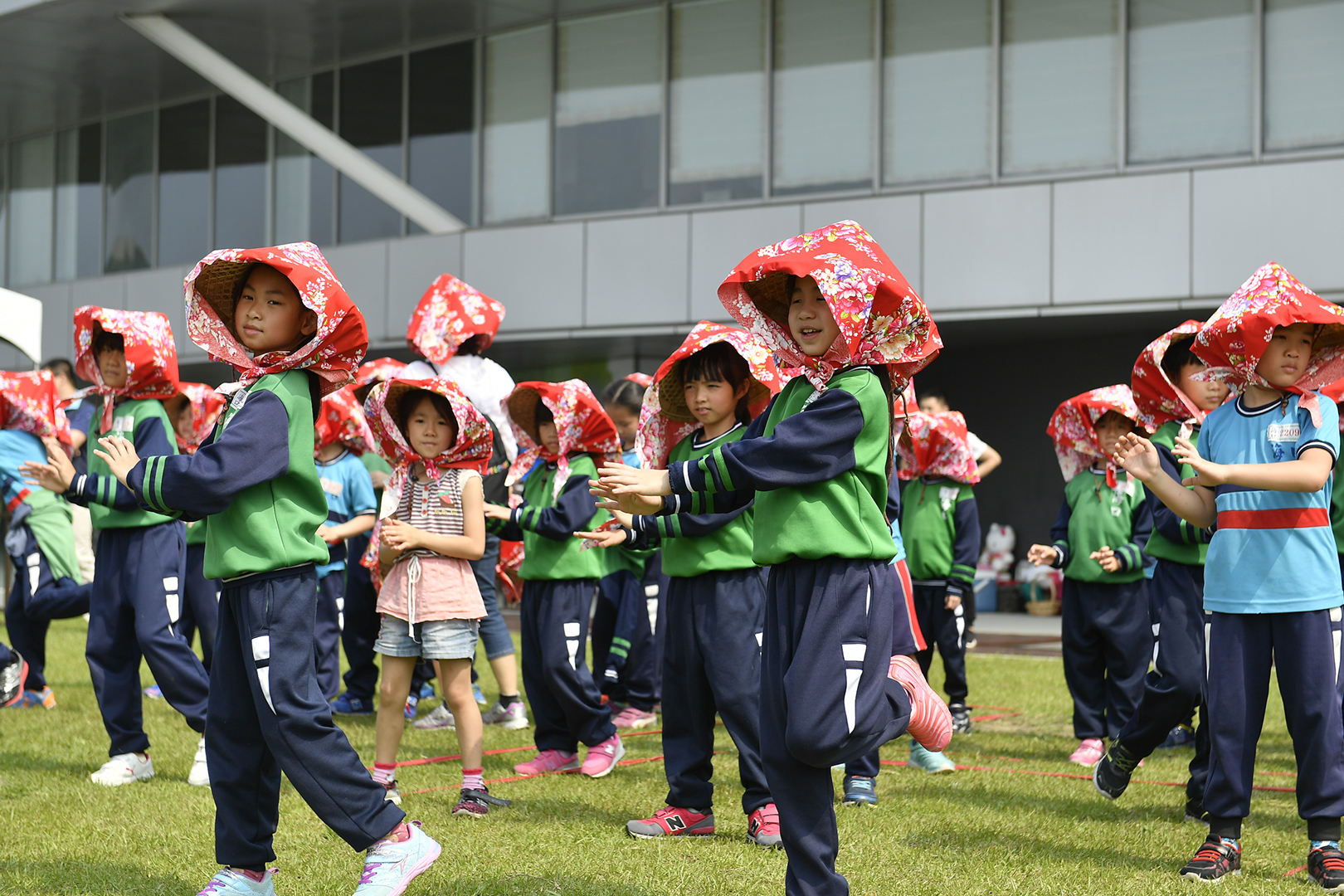 Children start dancing