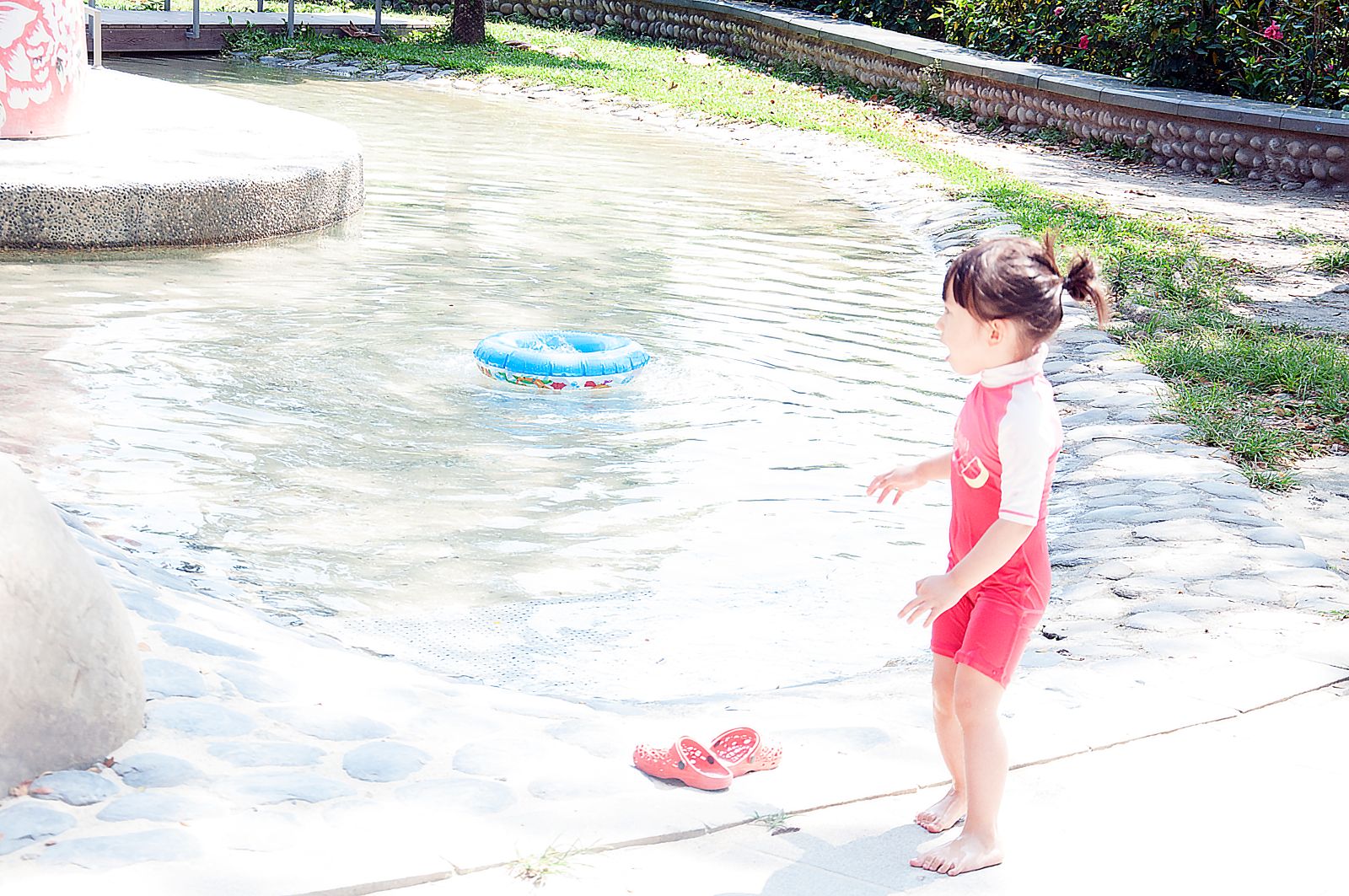 兒童遊戲場沙坑區小朋友戲水近拍 兒童遊戲場沙坑區小朋友戲水近拍