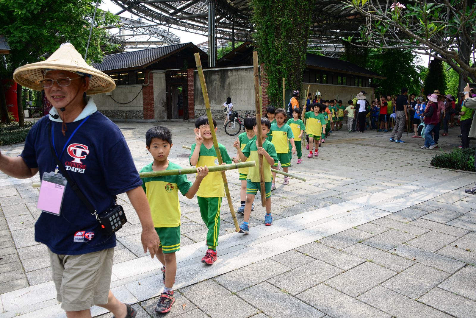 踔田趣小朋友列隊照片