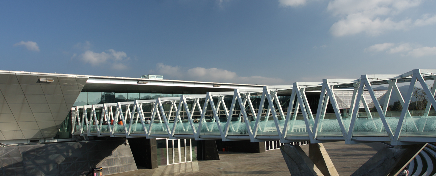 Entrance to the 2nd floor air bridge