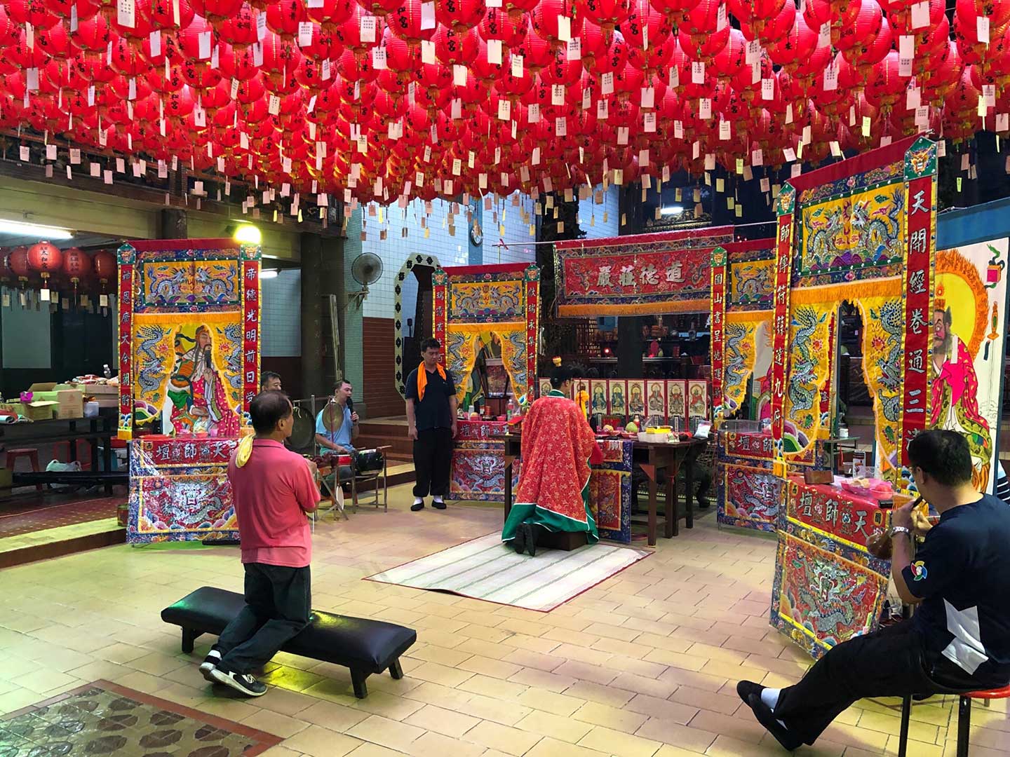 (While Japanese scholars visited the Guanxi Tai Ho Temple, the temple was holding blessing ceremony of construction.)