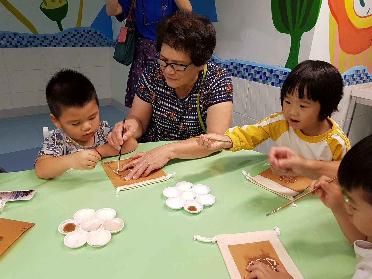 祖母帶著孫子參與柿染活動