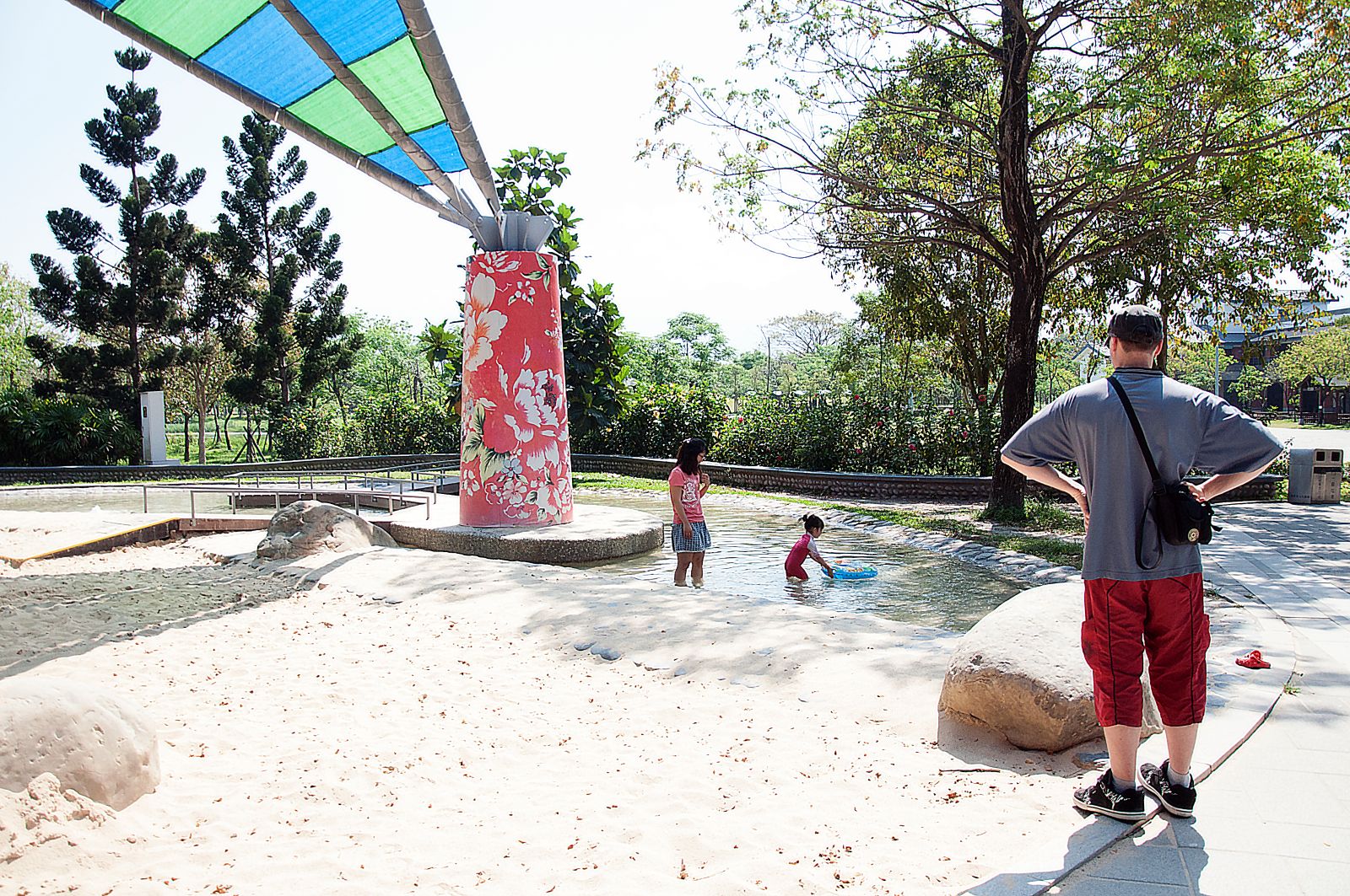 兒童遊戲場沙坑區遊客戲水側拍 兒童遊戲場沙坑區遊客戲水側拍