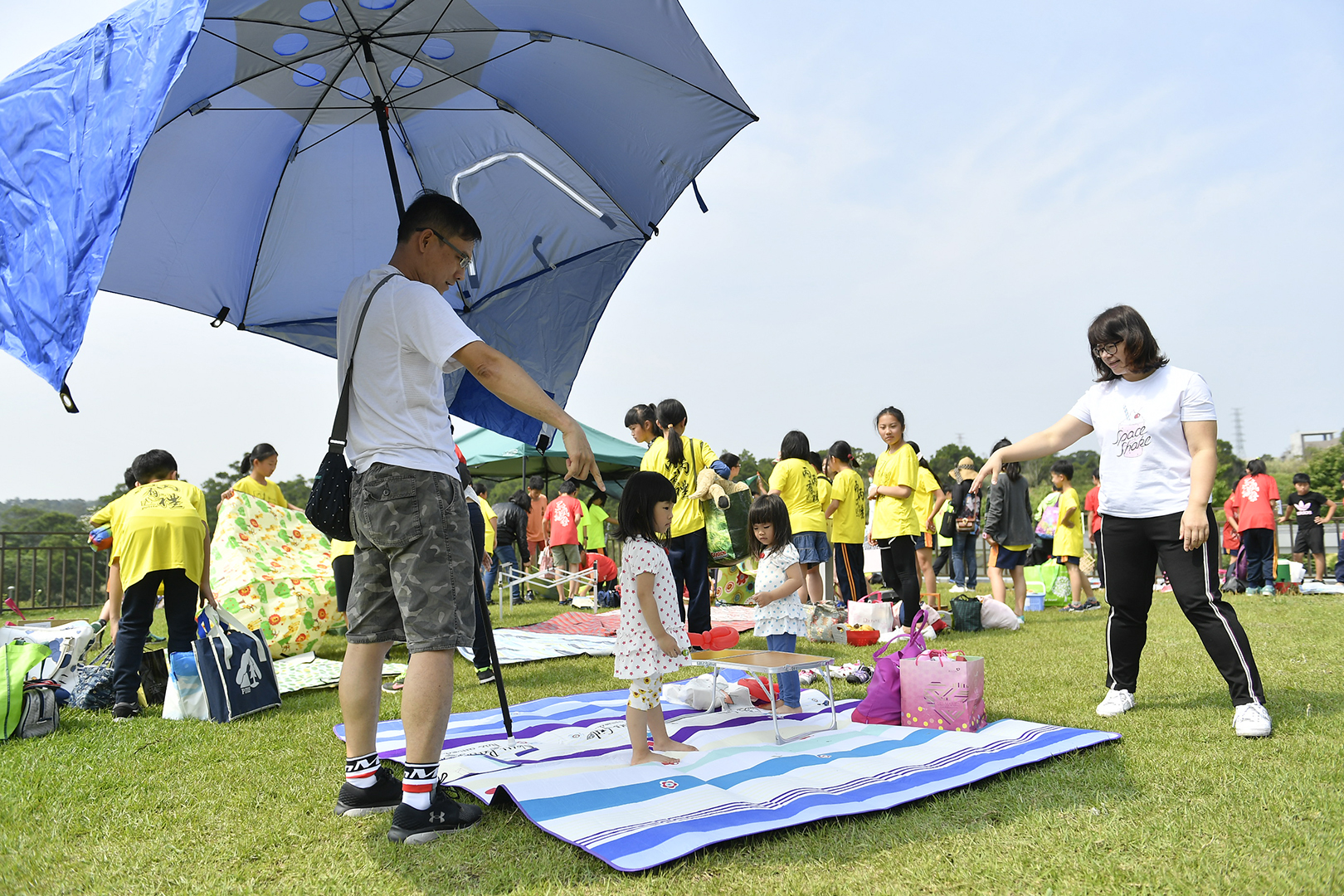 People are setting up picnic spots