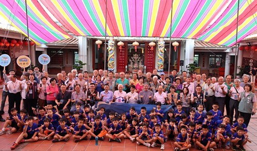Township Representatives And Descendants Of Liugdui Settlement Leaders Pose For A Group Photo At Liugdui Zhongyi Temple