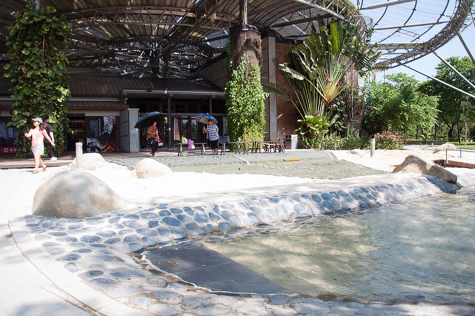 兒童遊戲場沙坑區水坑側拍 兒童遊戲場沙坑區水池側拍