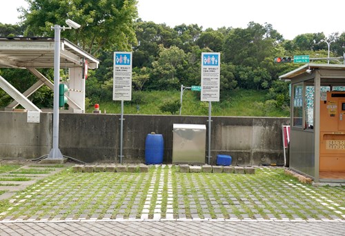 Reserved parking spaces for pregnant women and drivers with children under 6 years old