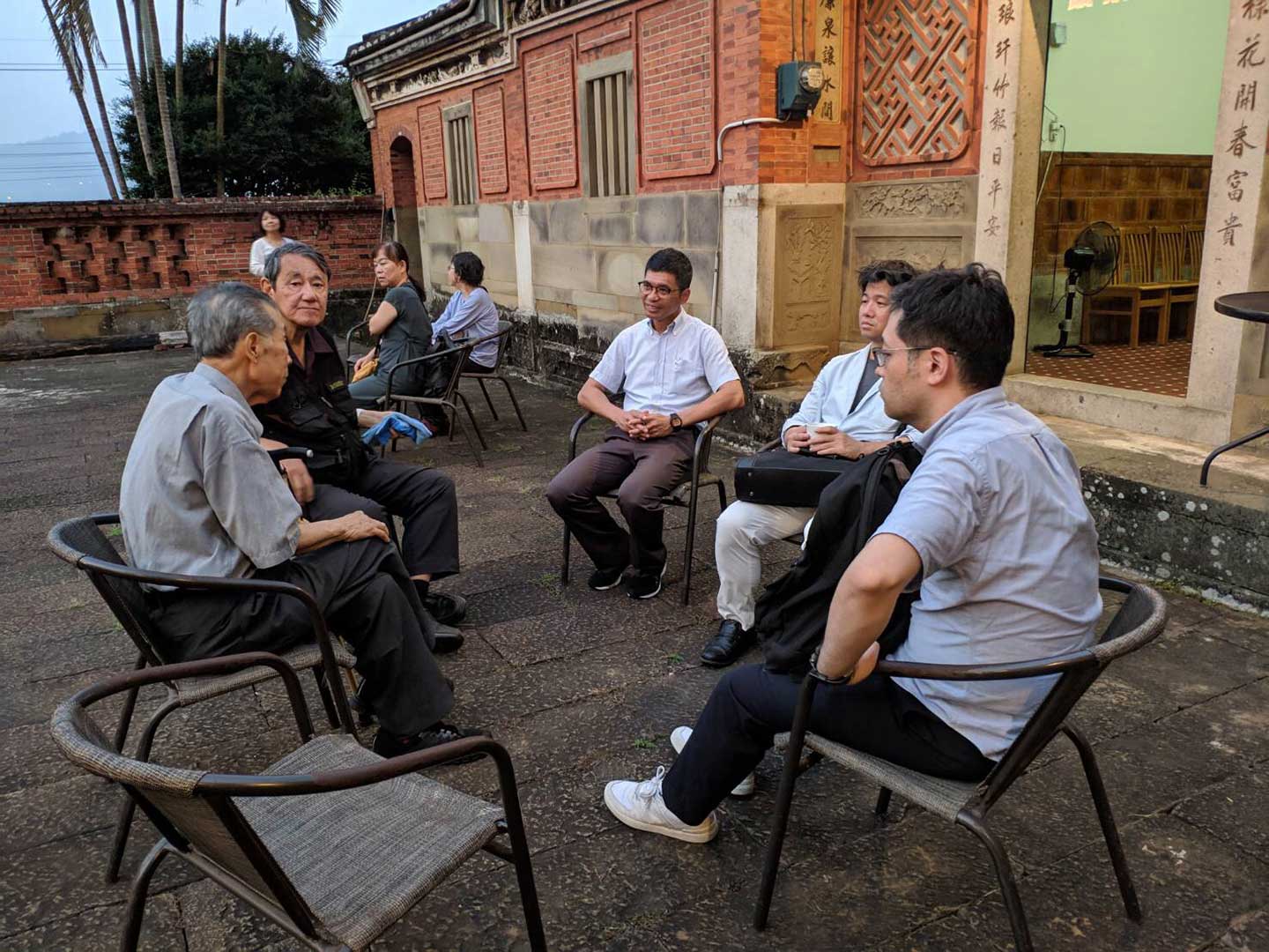 〔Japanese scholars exchanged opinions with Lo Museum (First on the left is Mr. Luo, second on the left is Professor Watanabe Shino from Japan, middle is Mr. Ho Chin Liang, the director of the Taiwan Hakka Cultural Development Center, first on the right is Associate Professor Hirohisa Kawai, second on the right is Associate Professor Koichi Yokota.)〕