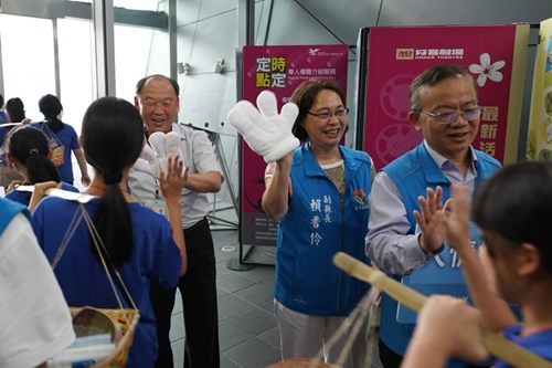 Thcdc Director General Hsieh Sheng Hsin And The Guests Present Their Blessing To The Students
