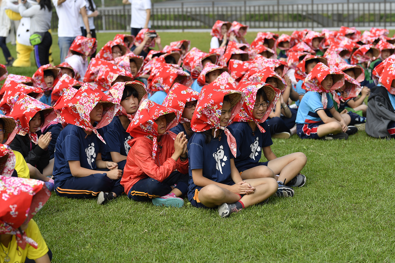 With a traditional brawl and a red headscarf, it has a Hakka character.