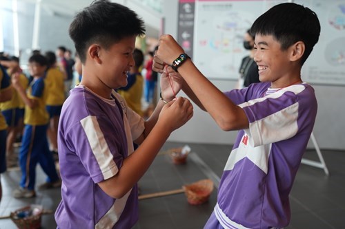 Students Exchange Blessing Charms With One Another