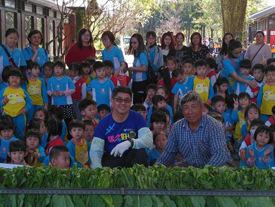 Pick up cigarette butts about education of living environment 展示圖