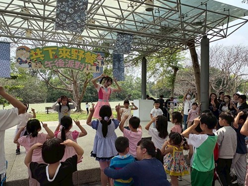 Yoyo Family S Entertainer Sister Cherry Blossom Led A Sing Along At The Event