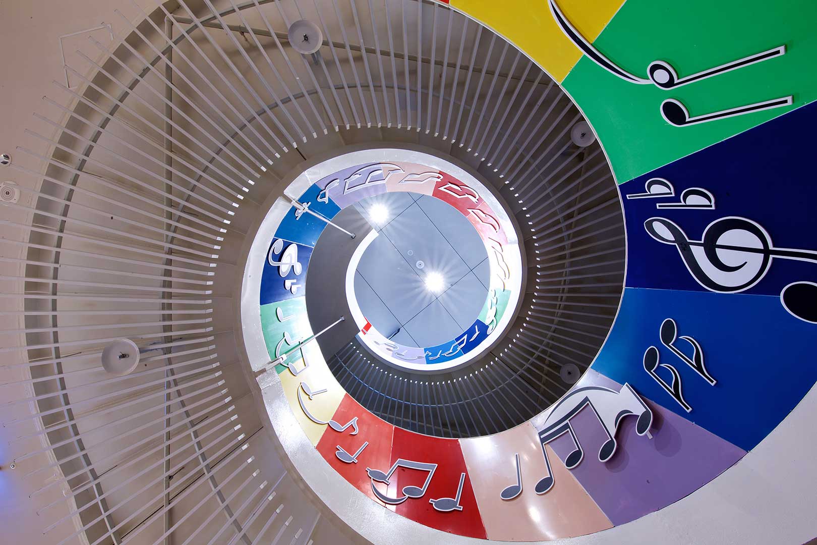 通往B1的彩色音樂迴旋梯