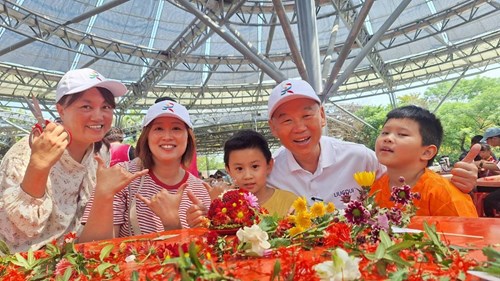 A Family Experienced The Plate Flower Arrangement Activity