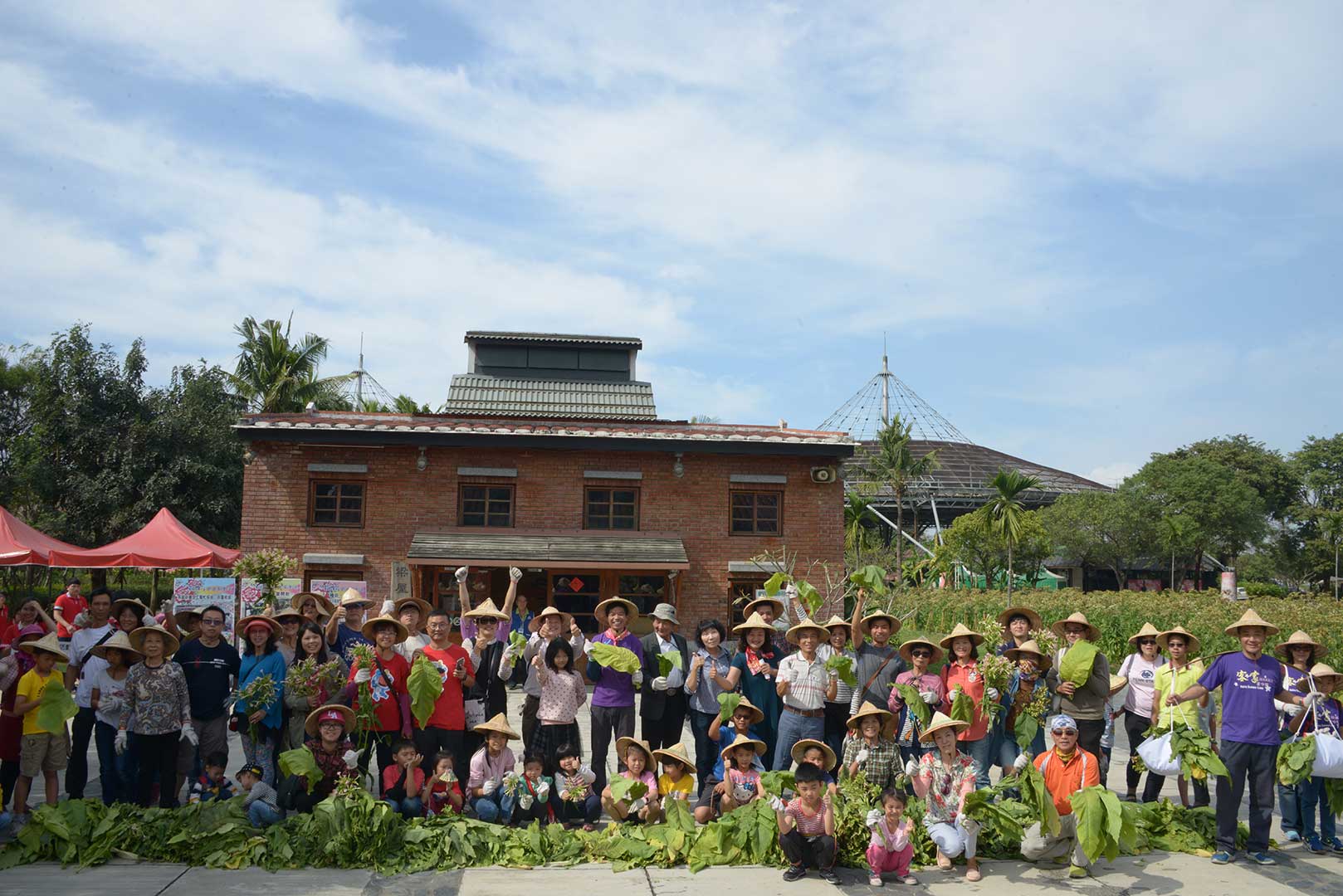 Participants took a big group photo.