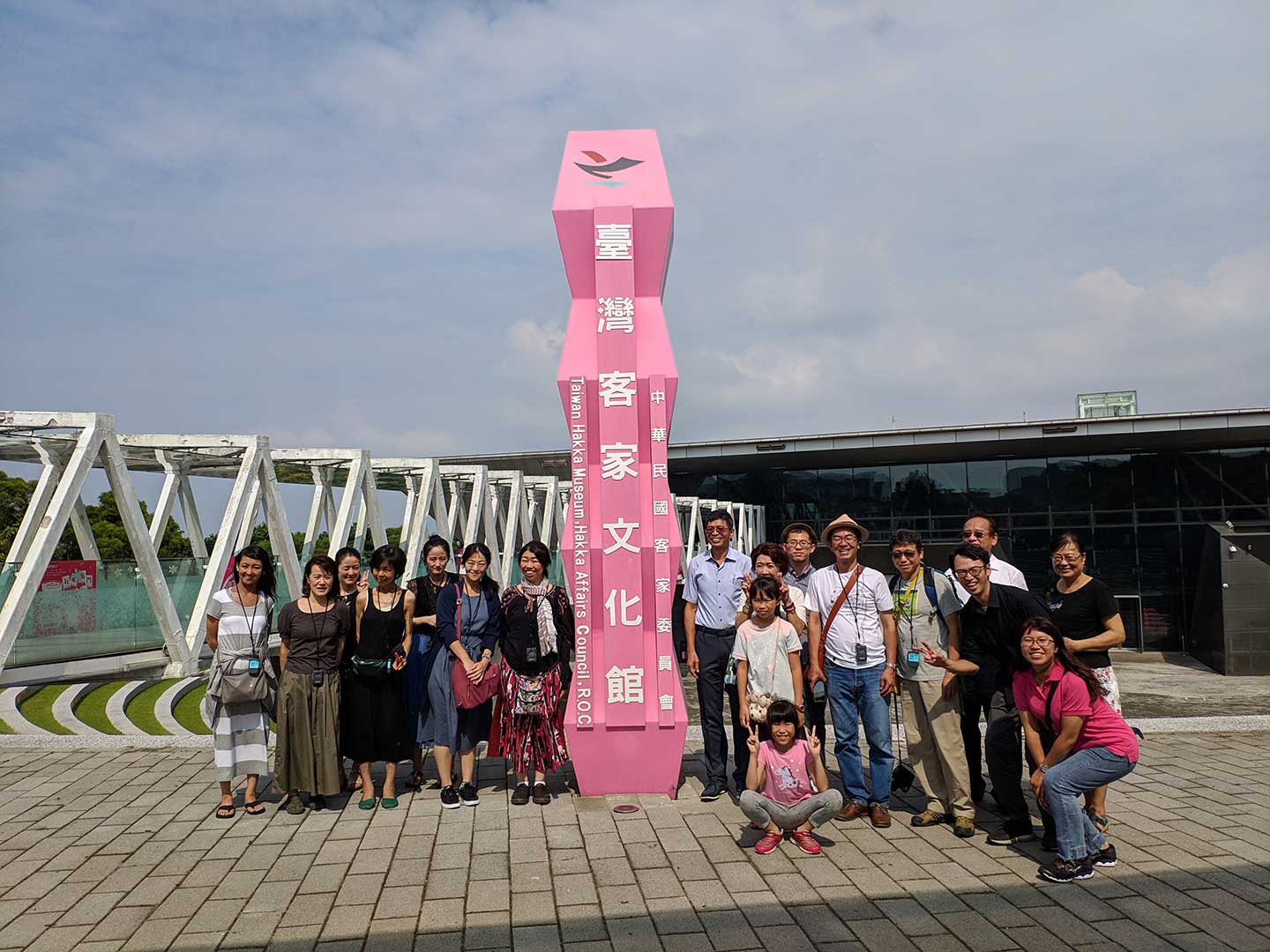 (Mr. Matsumoto Manabu of Japanese Matsucha store invited more than 10 Japanese relatives and friends to Taiwan. They took a group photo in front of the Taiwan Hakka Cultural Museum)