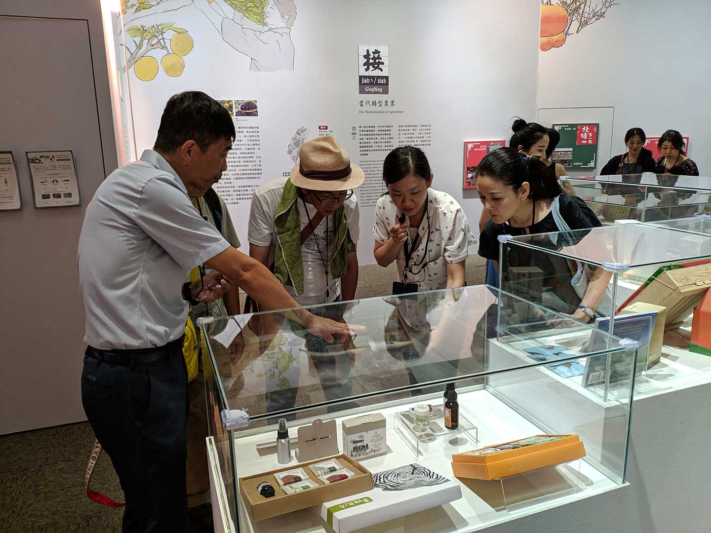 (The guide introduces Hakka cultural relics)