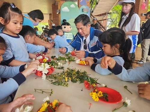 Hakka Tv Artist In Residence Honduras Joined Local Schoolchildren In Creating A Plate Flower Arrangement