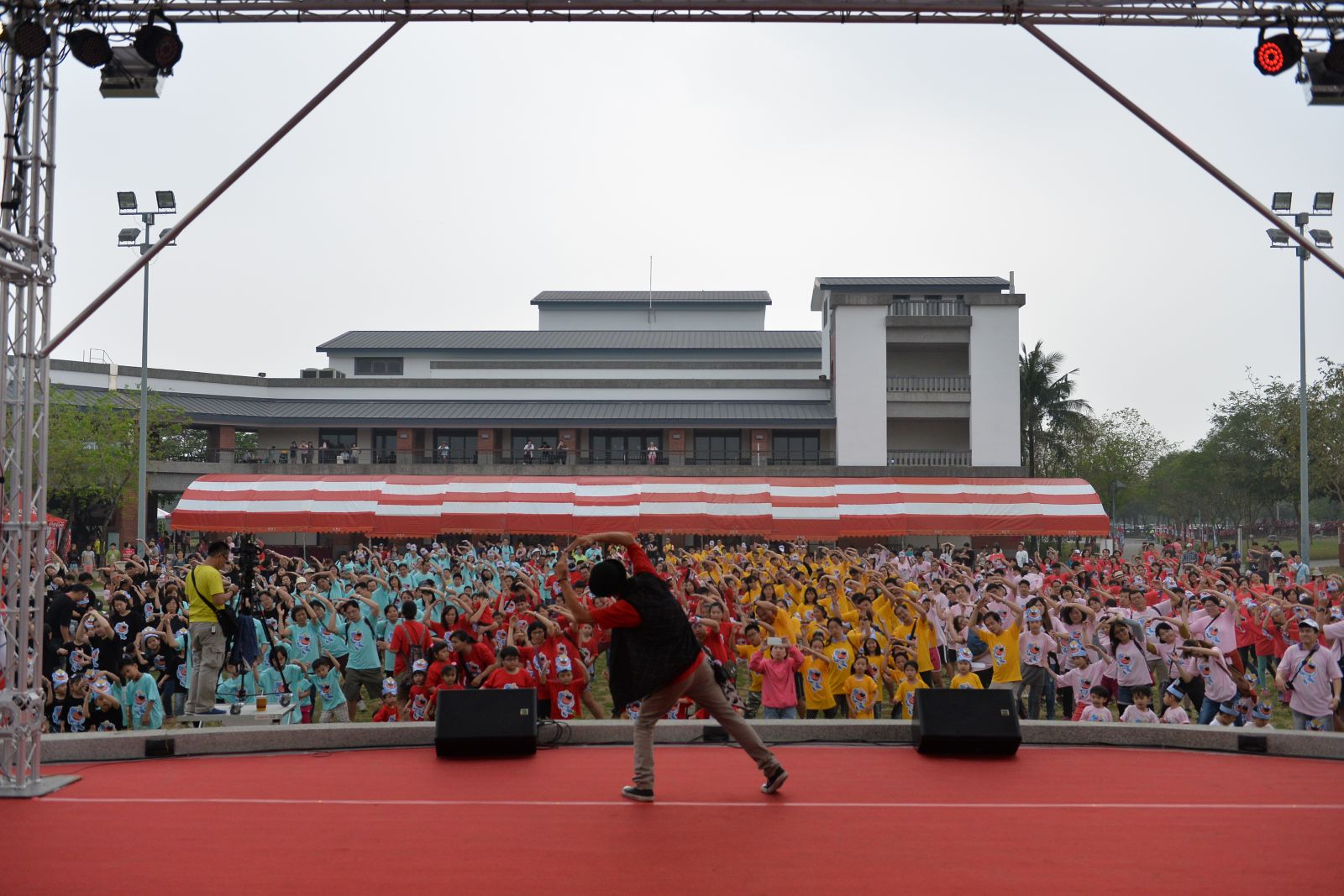 噴泉廣場舞台參與人員做運動