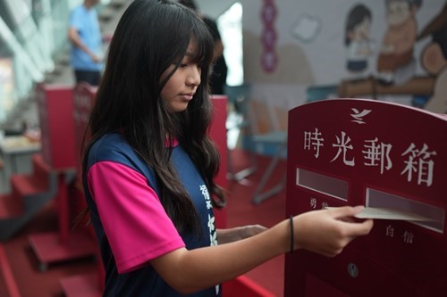 A Student Delivers Her Message To The Future