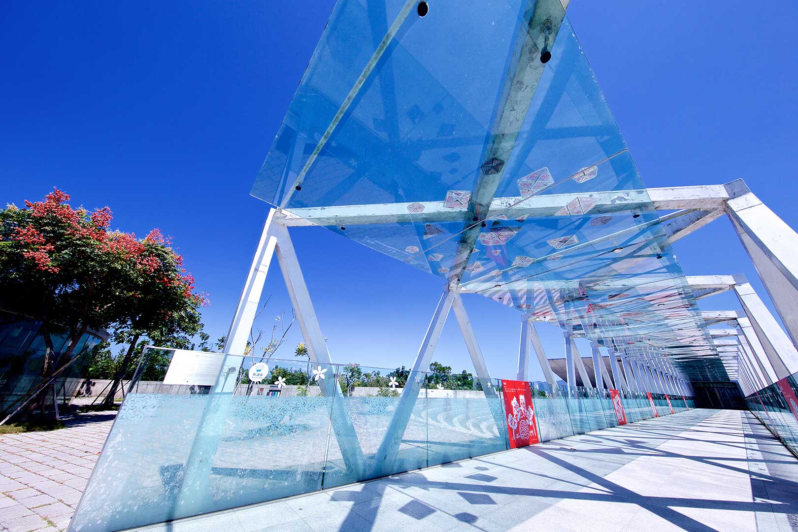 入口連接2樓空橋