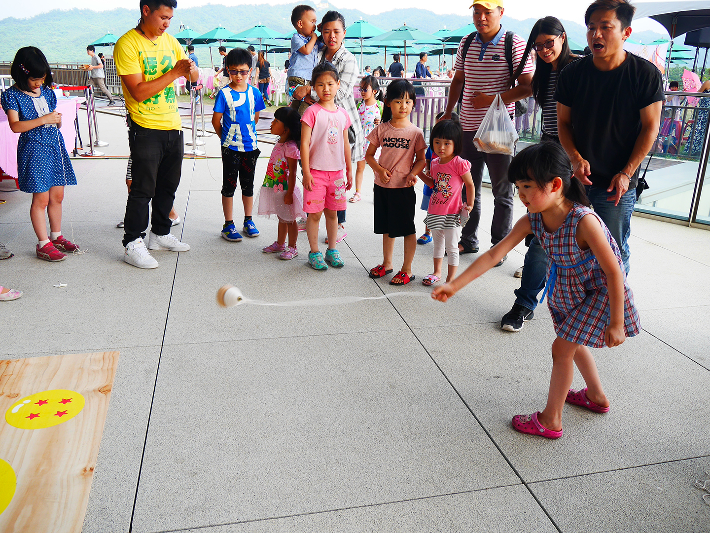 Children try to play the gyro