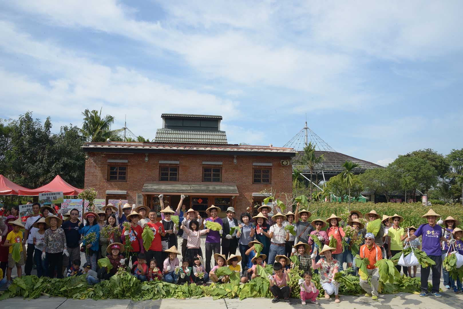 Participants took a big group photo again.