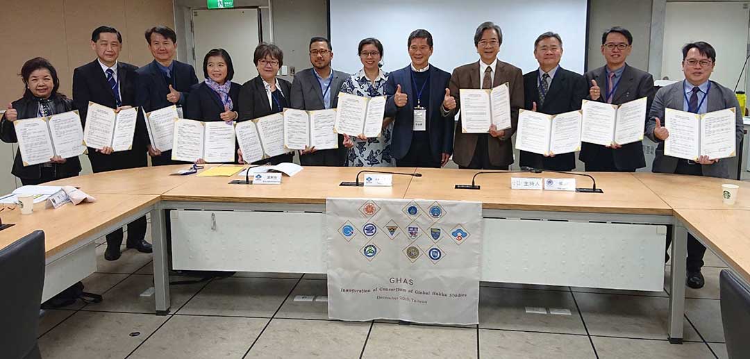 The group photo of HAC Minister Lee Yung-de , NCTU’s Department of Humanities Professor Chang Wei-an and other colleagues