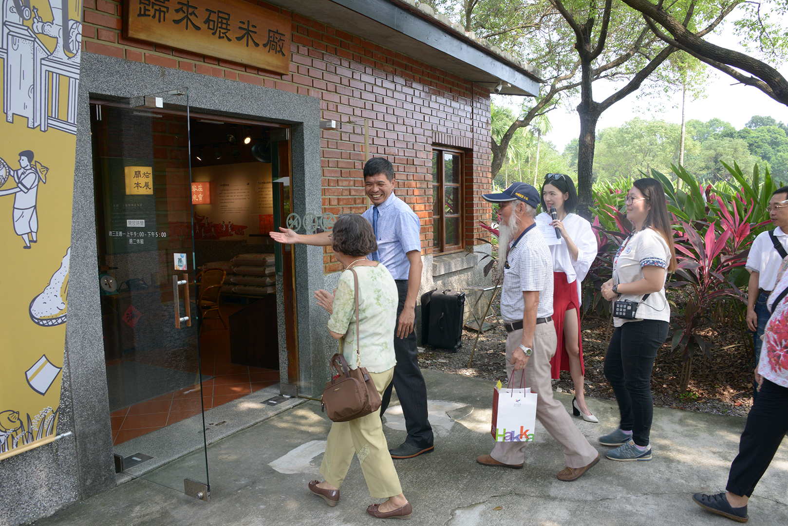 所有嘉賓前往展館