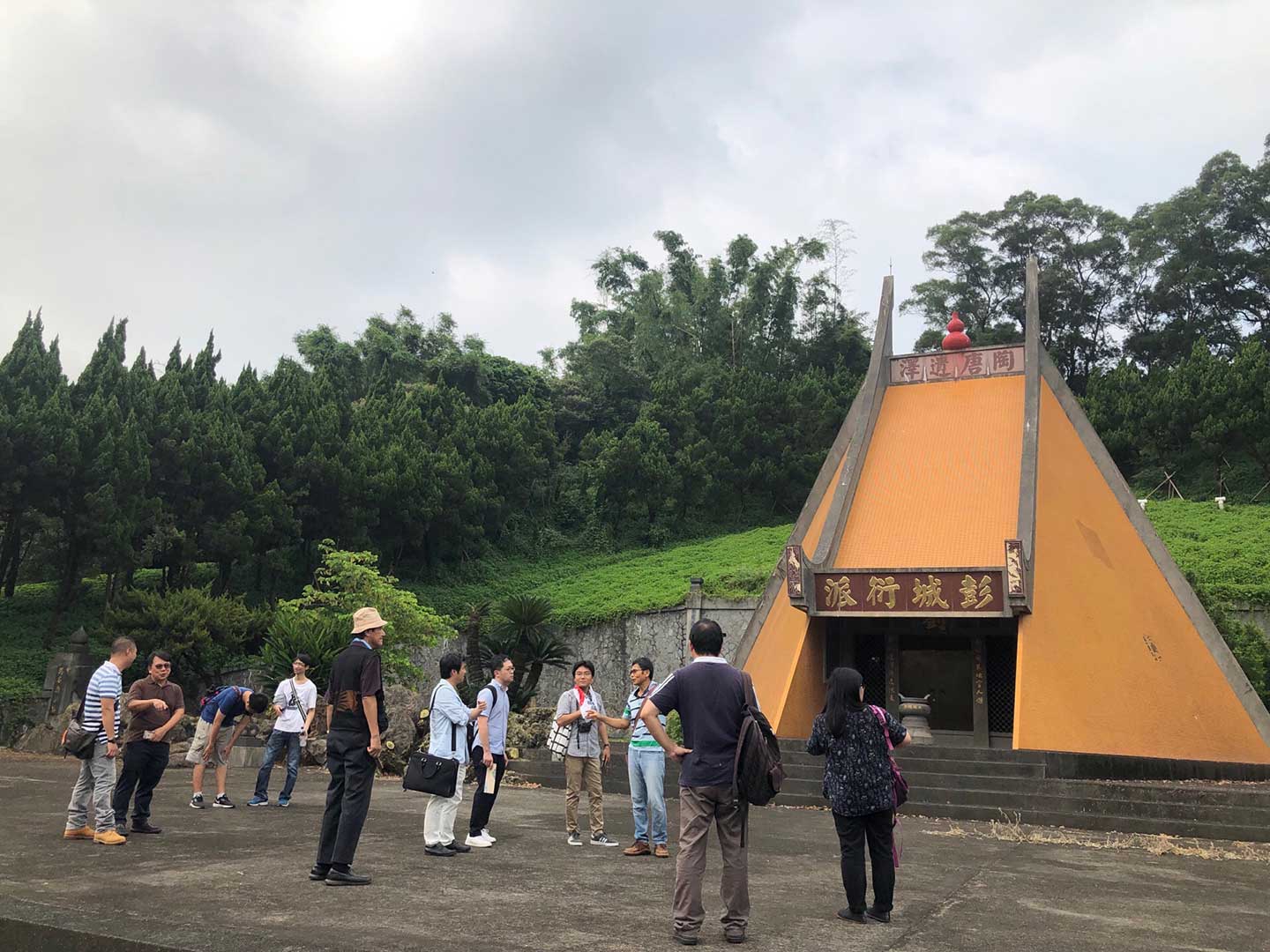 日本學者與植松明石教授的學生重返植松明石教授的田野點(劉家祖塔)